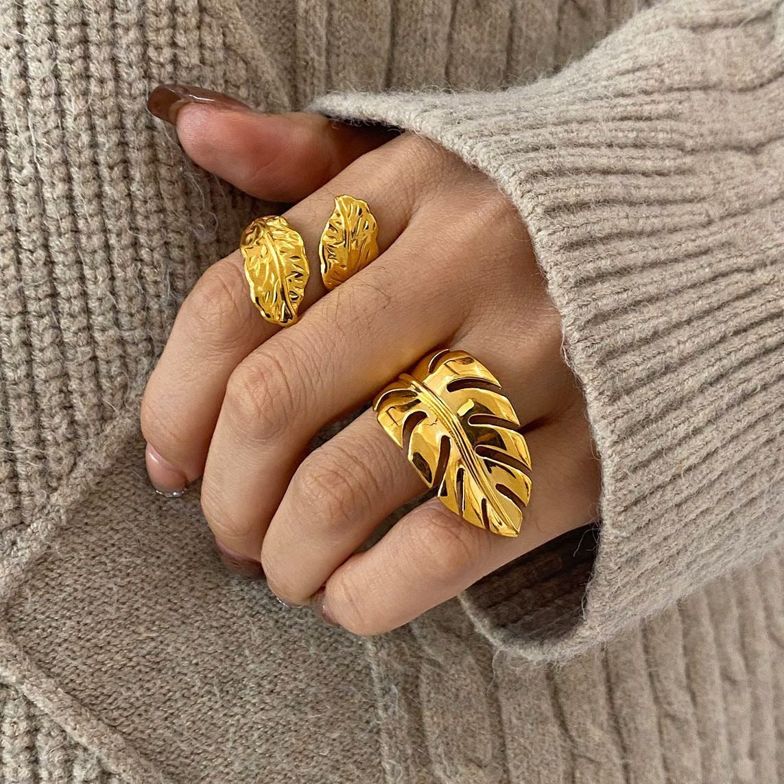 Anillo Abierto para Dama con Silueta Orgánica y Superficie Texturizada