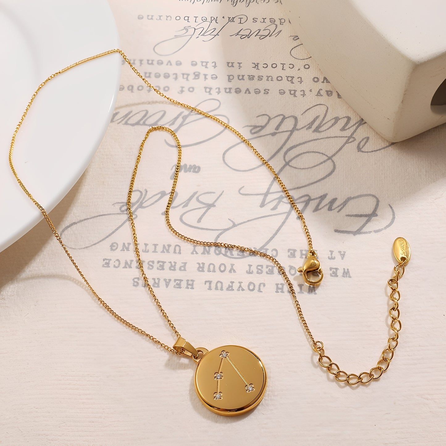 Zendaya – Collar Zodiaco Estelar