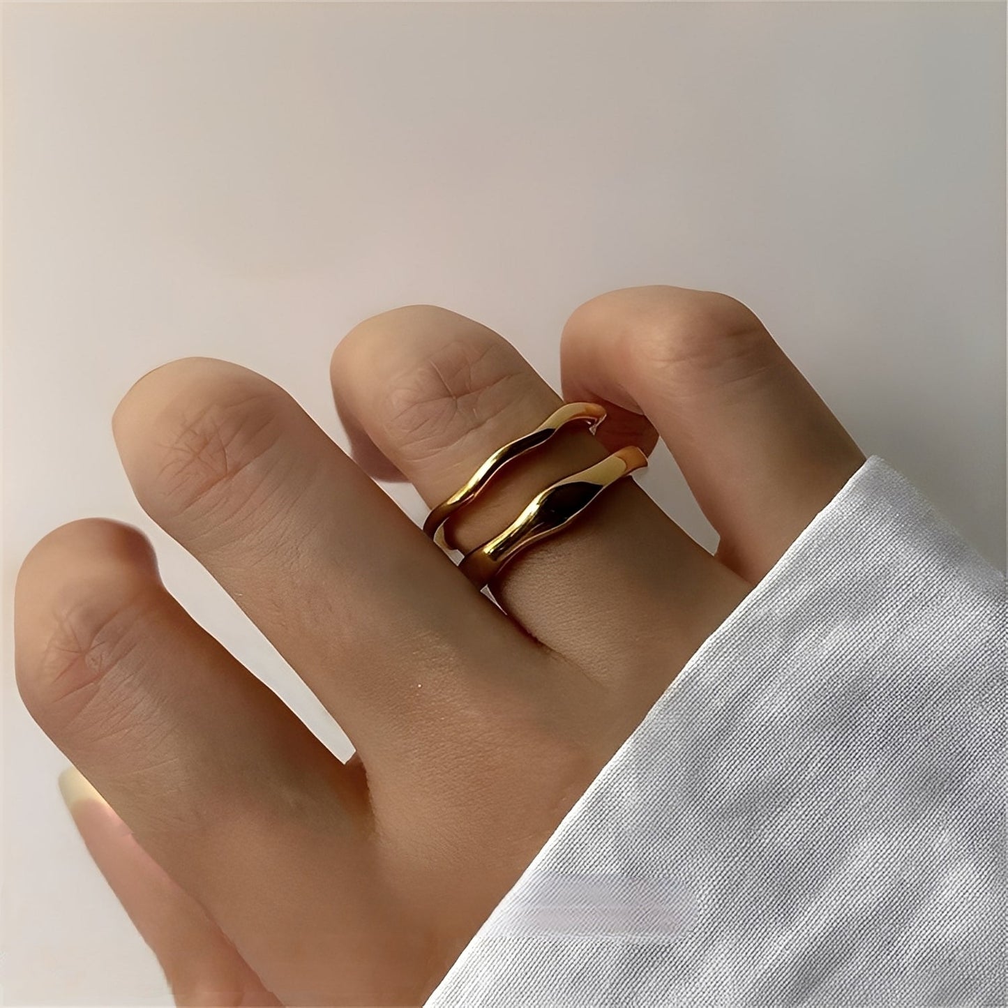 Cess – Anillo Apilable Dorado Elegante