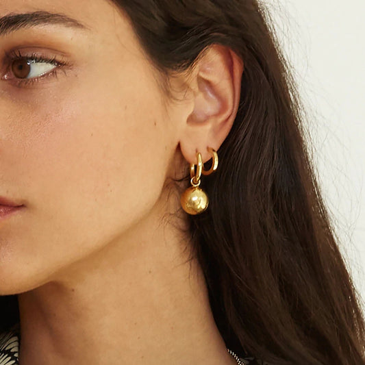 Korra – Pendientes Colgantes Bola Dorada Elegantes