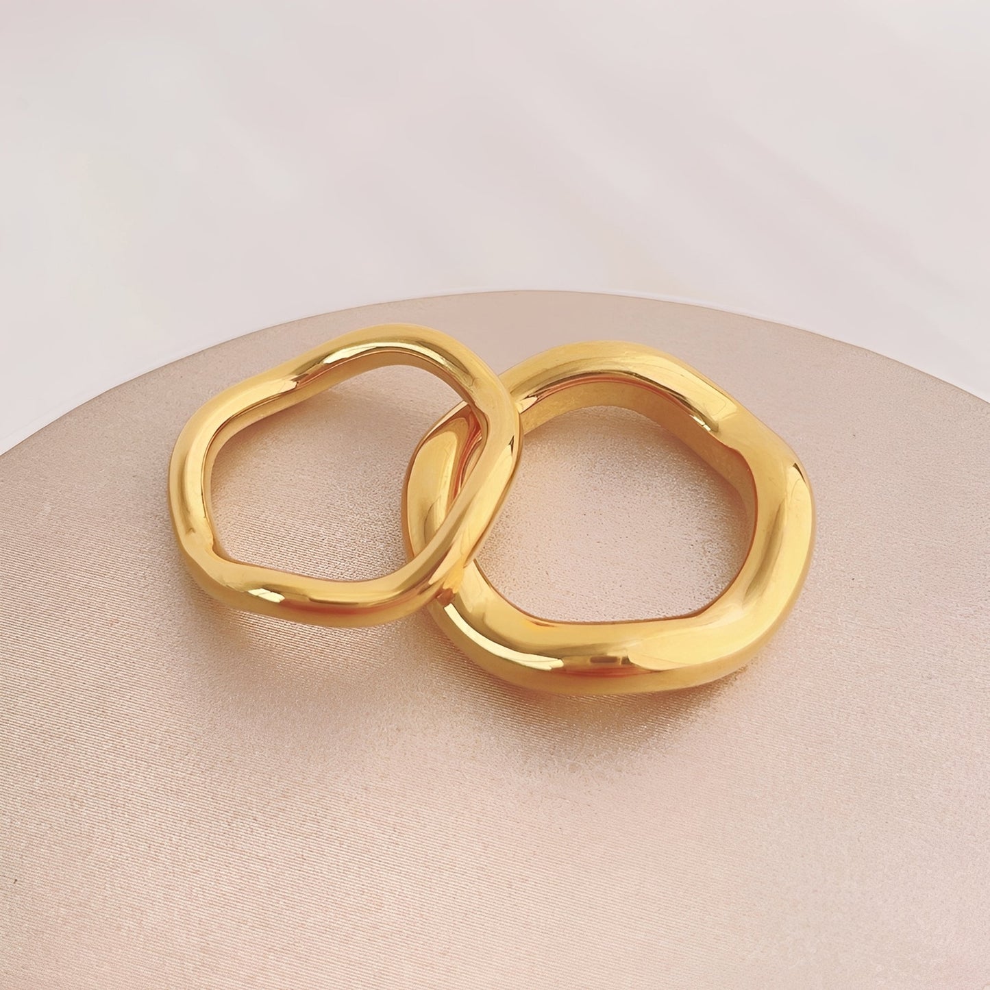 Lorena – Anillo Onda Curvada Elegante