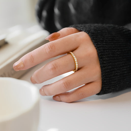 Nina – Anillo Circular con Zirconias Elegante