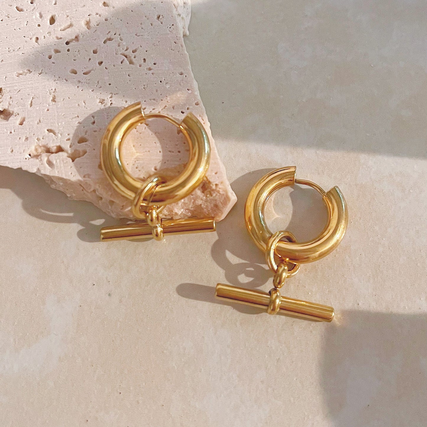 Vima – Pendientes Aro T-Bar con Estilo Elegante