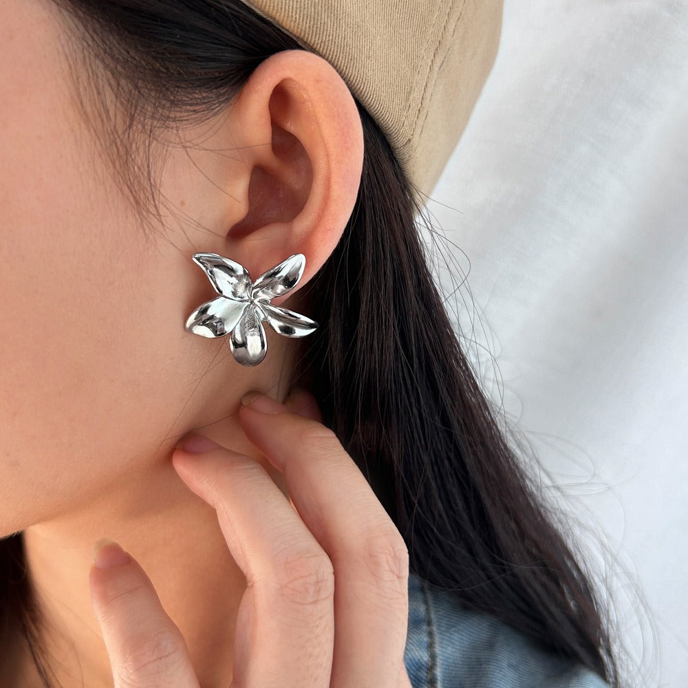 Flora – Pendientes Elegantes de Flor Dorada