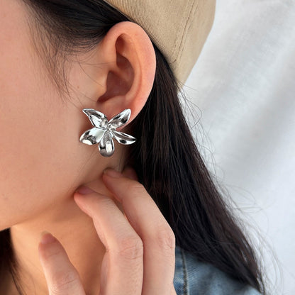 Flora – Pendientes Elegantes de Flor Dorada