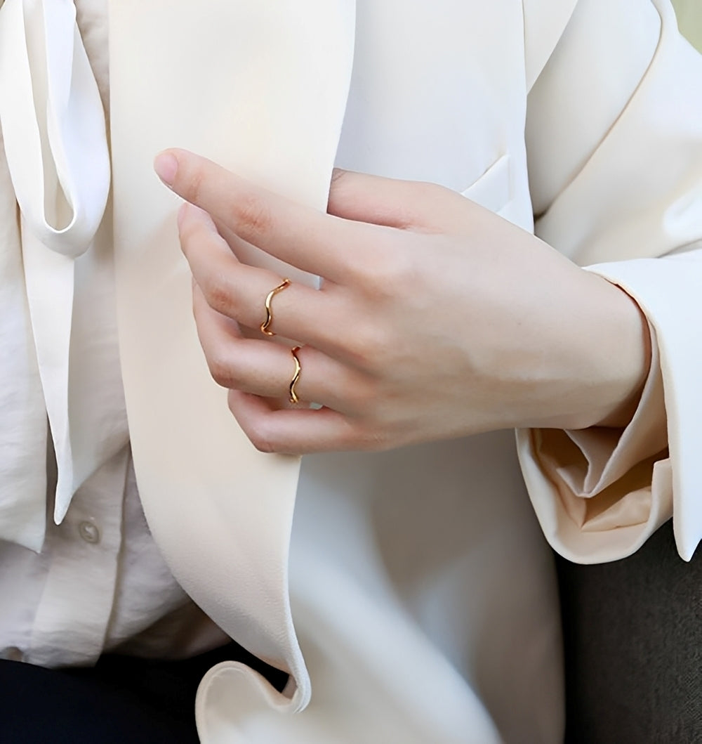 Lorena – Anillo Onda Curvada Elegante