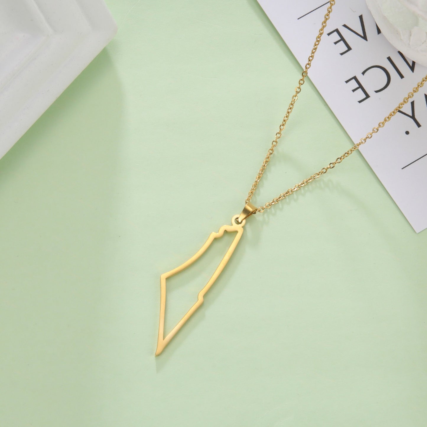 Ariana – Collar con Colgante de Montaña Minimalista