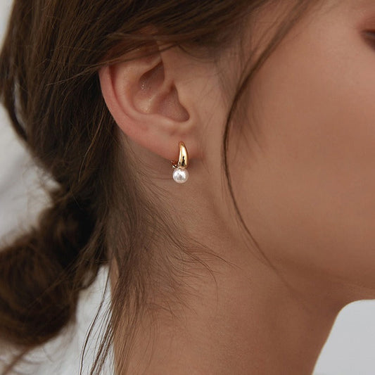 Maelle – Pendientes Dorados con Perla Única