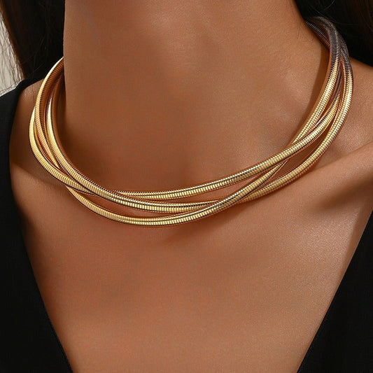 Mae – Collar Corto Dorado de Tres Filas
