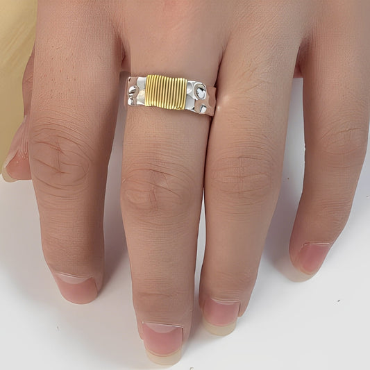 Cecile – Anillo de Plata Elegante con Hilos Dorados