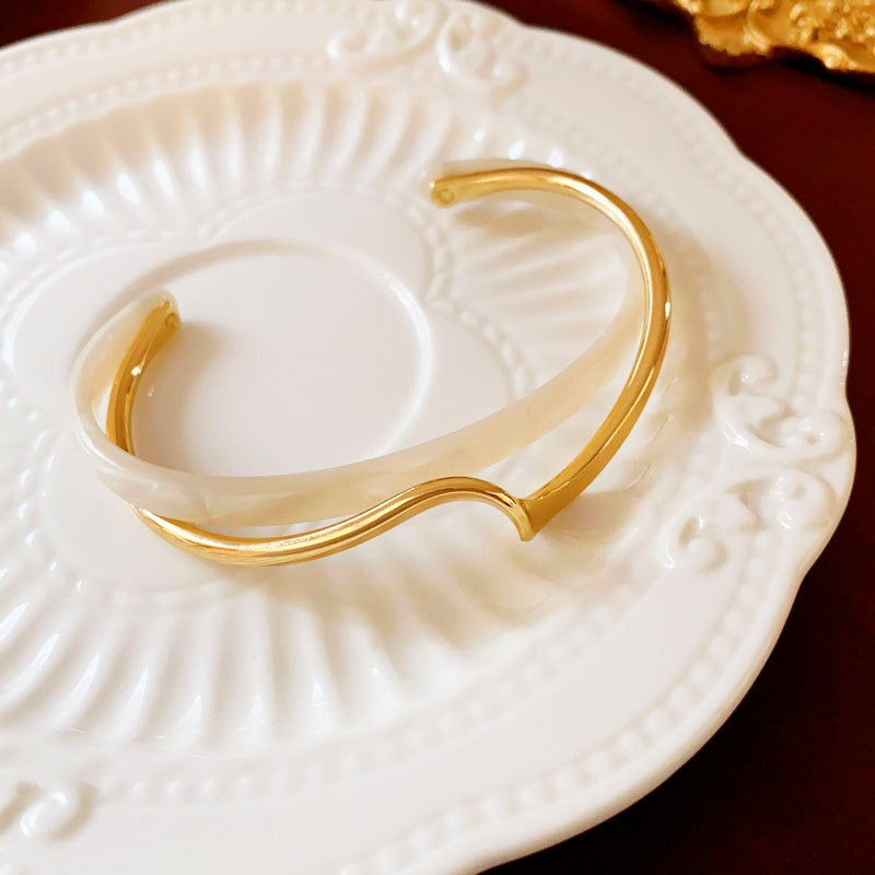 Ophelia – Pulsera Dorada Elegante con Ópalo Blanco