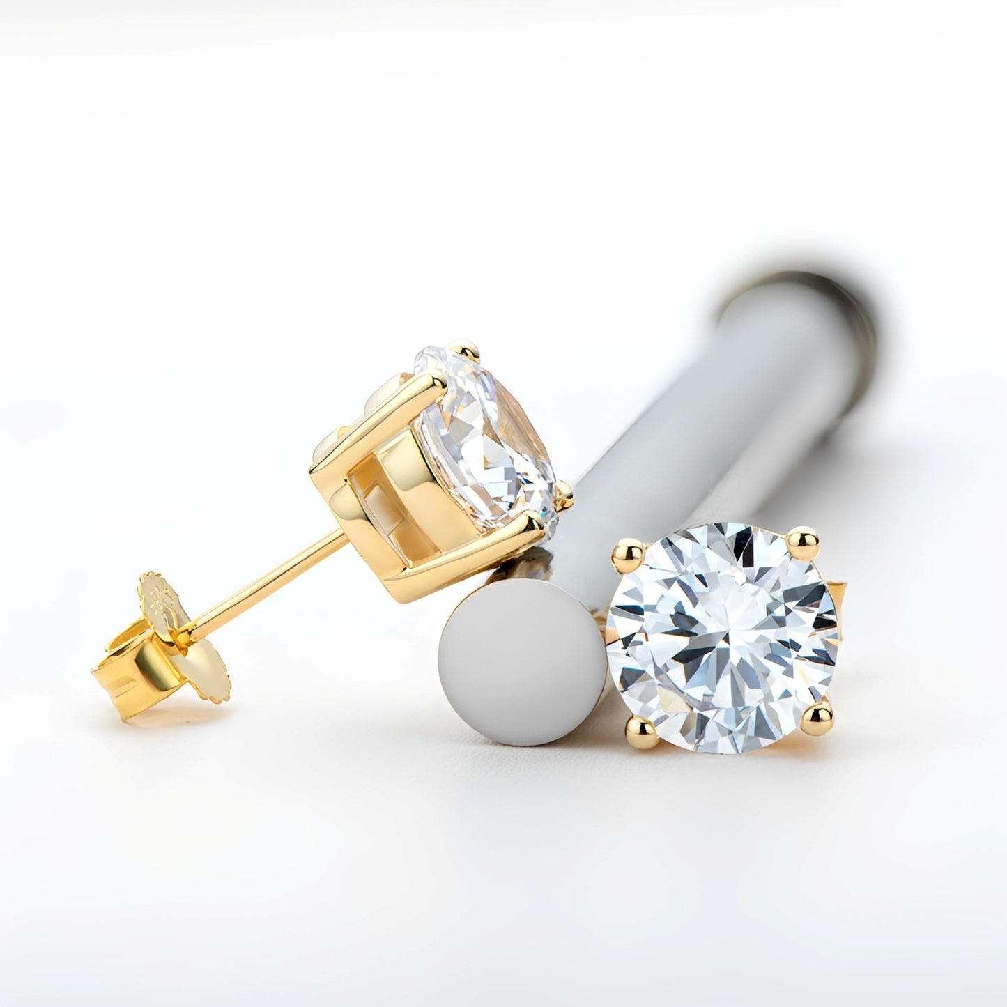 Lucy – Pendientes de Botón con Moissanita Elegante