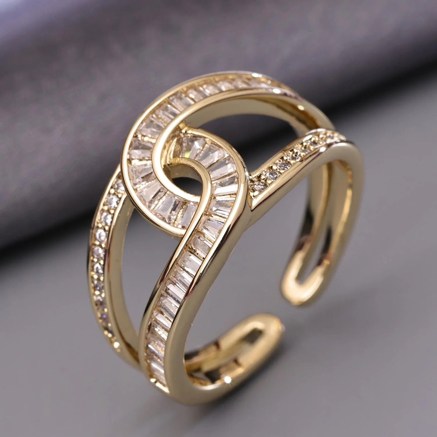 Noa – Anillo Elegante con Nudo Dorado