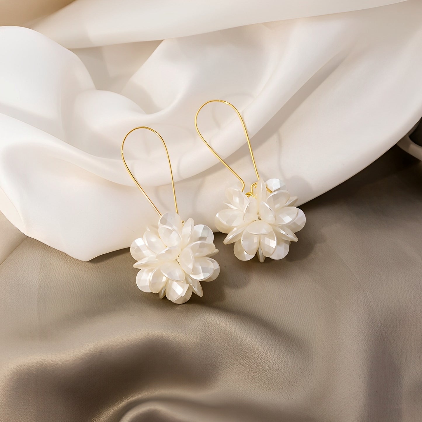 Florina – Pendientes Florales Blancos con Encanto Natural