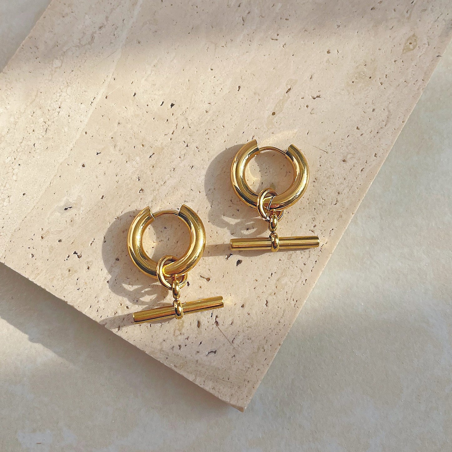 Vima – Pendientes Aro T-Bar con Estilo Elegante