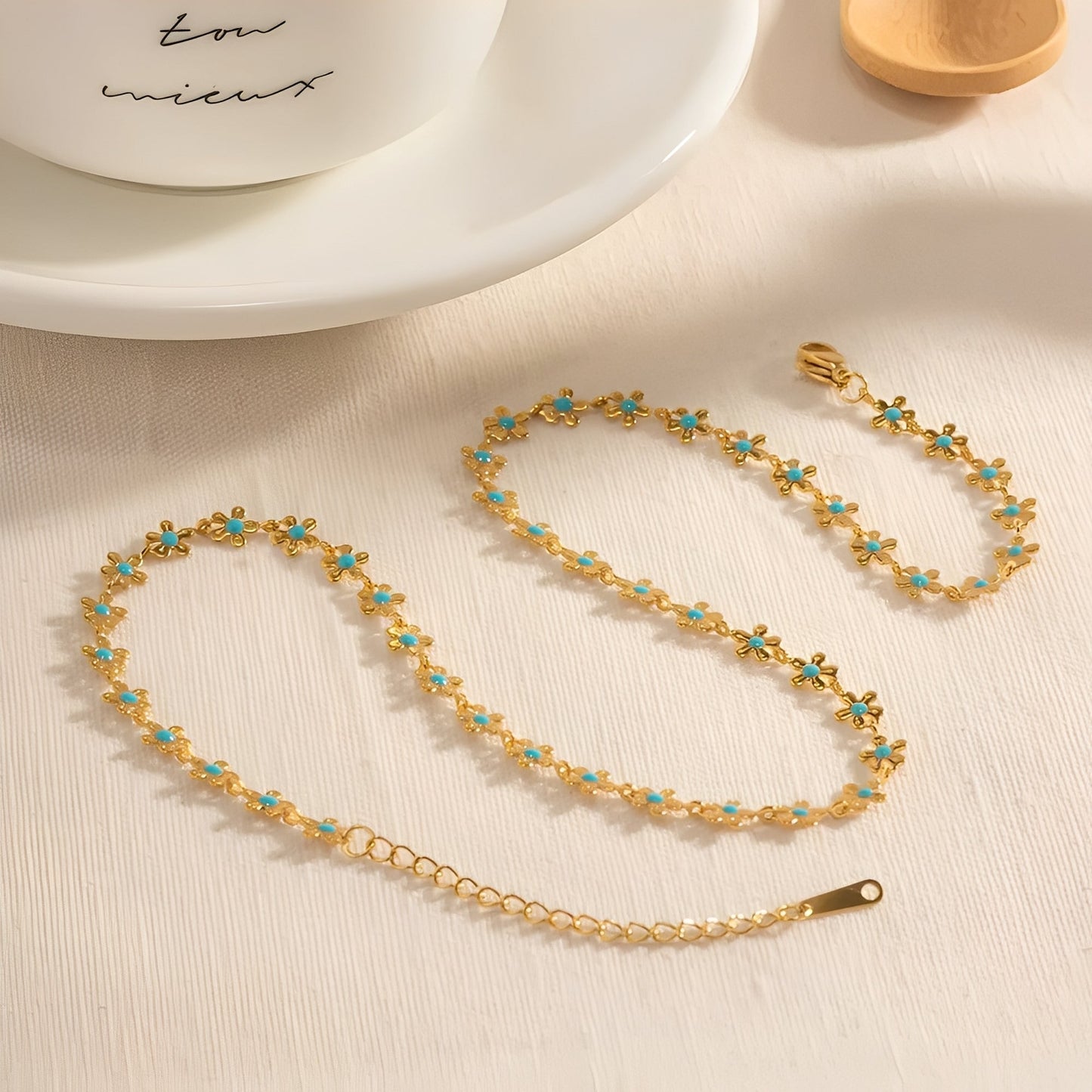 Daphne – Collar Dorado Margarita Vintage