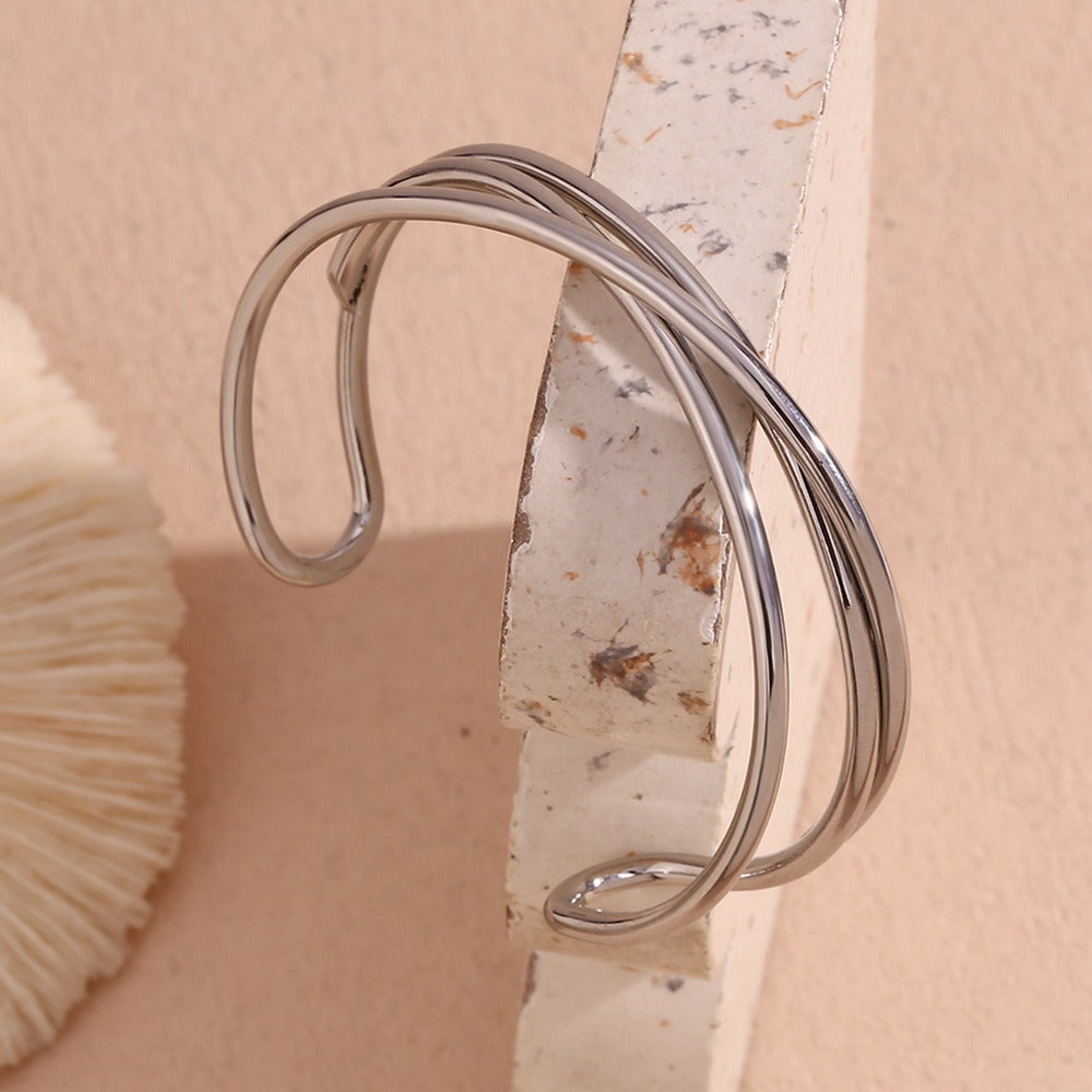 Jane – Pulsera de Triple Capa con Diseño Entrelazado