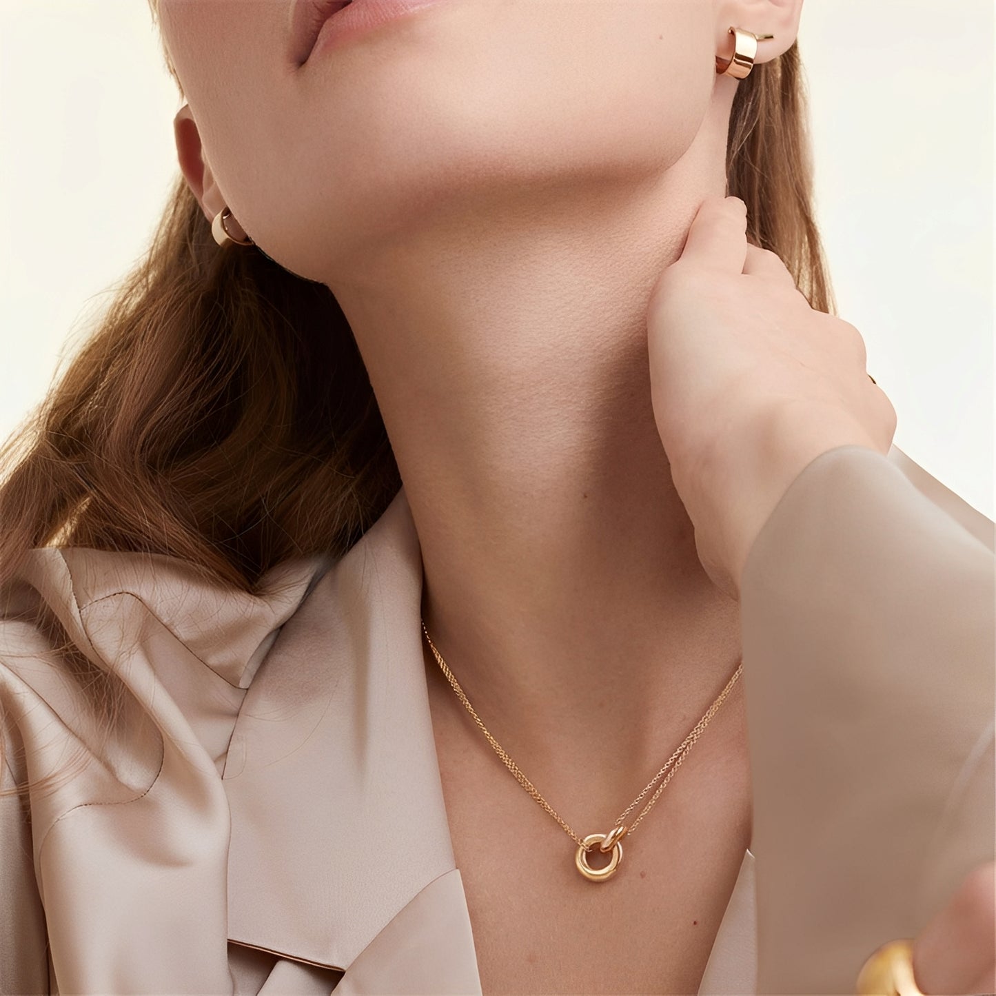 Bree – Collar Dorado con Colgante Redondo Geométrico