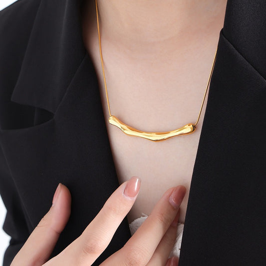 Rosalie – Collar Ola Elegante con Diseño Fluido