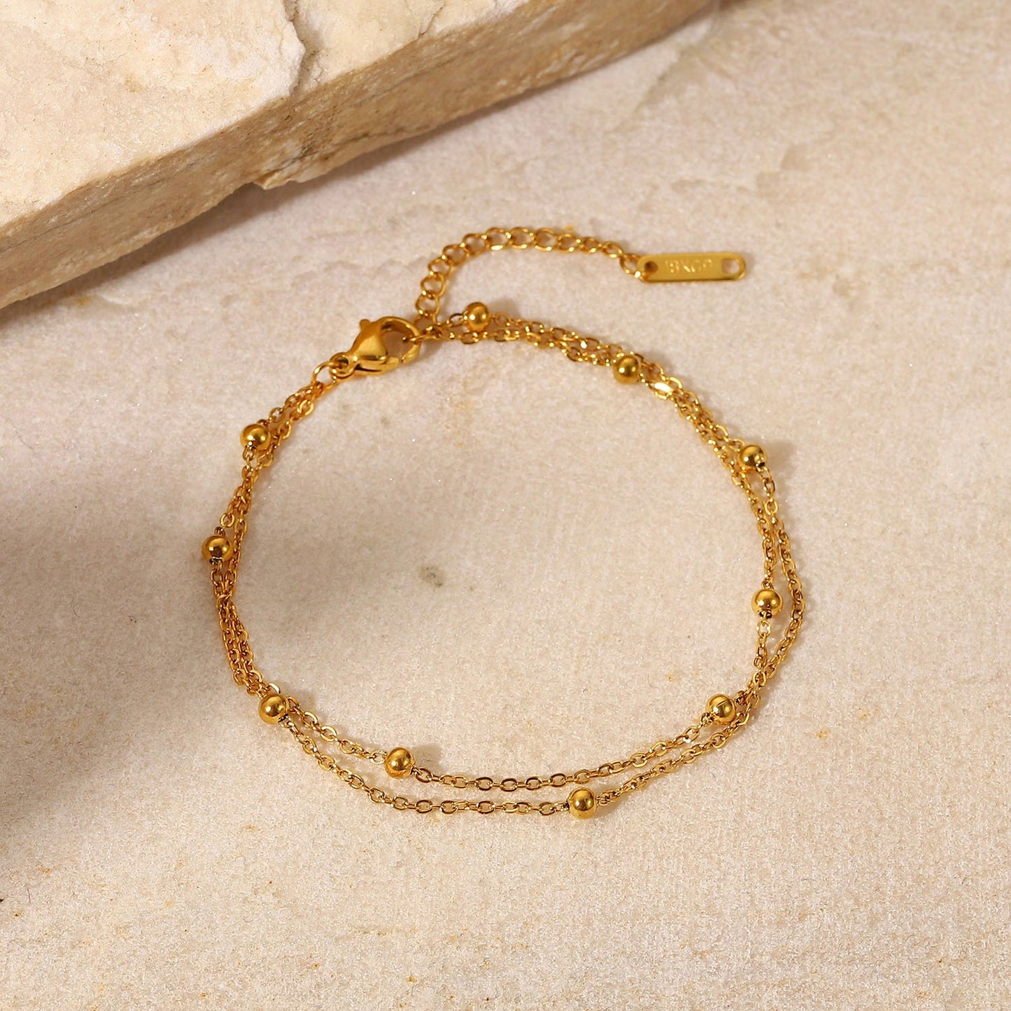 Erica – Pulsera Dorada Doble Cadena con Cuentas