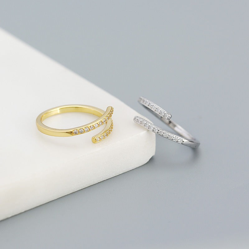 Elina – Anillo Geométrico con Circón Incrustado