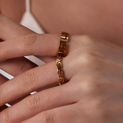 Kaila – Anillo Geométrico Calado de Acero Elegante