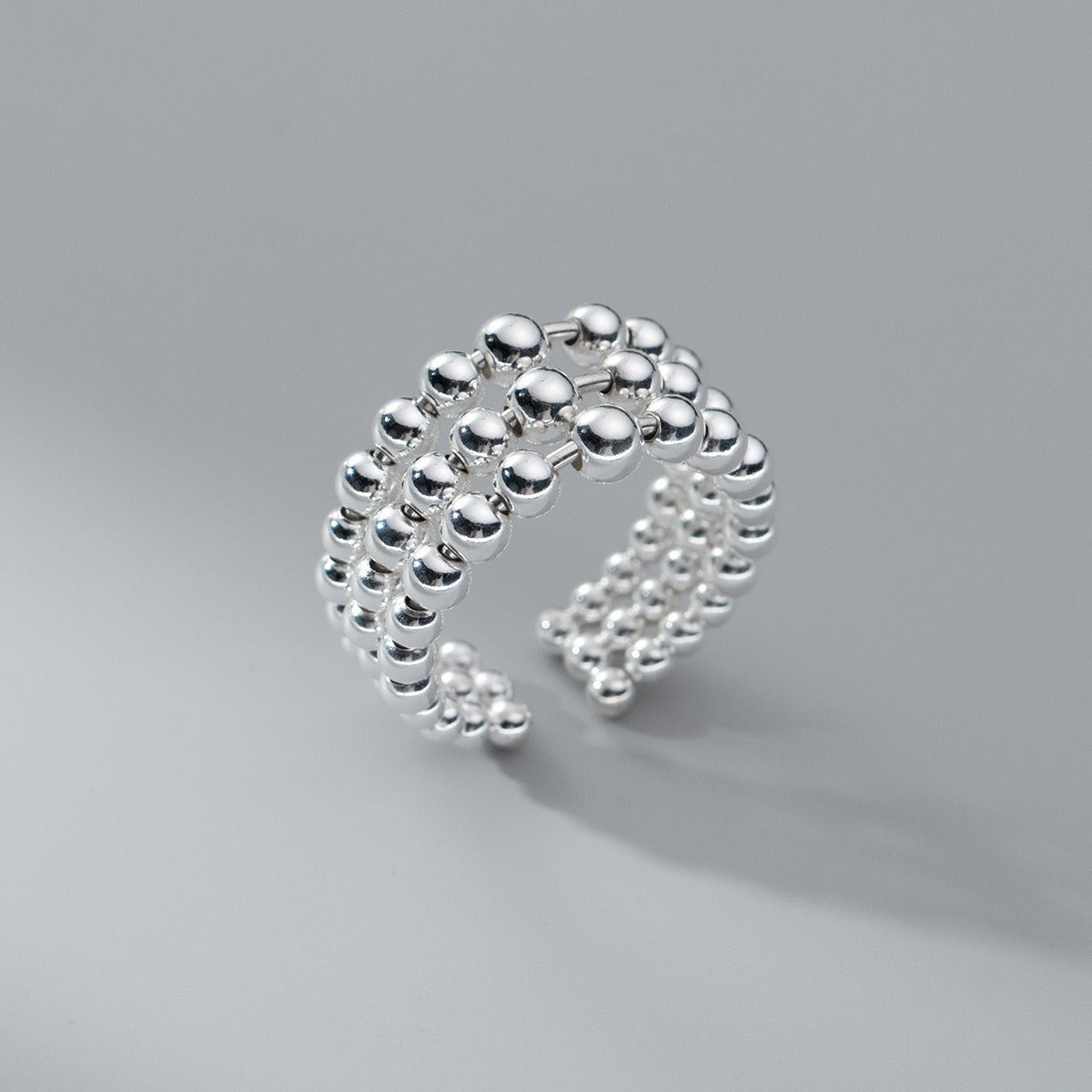 Anillo Ancho de Mujer con Detalles de Perlas en Capas y Superficie Pulida