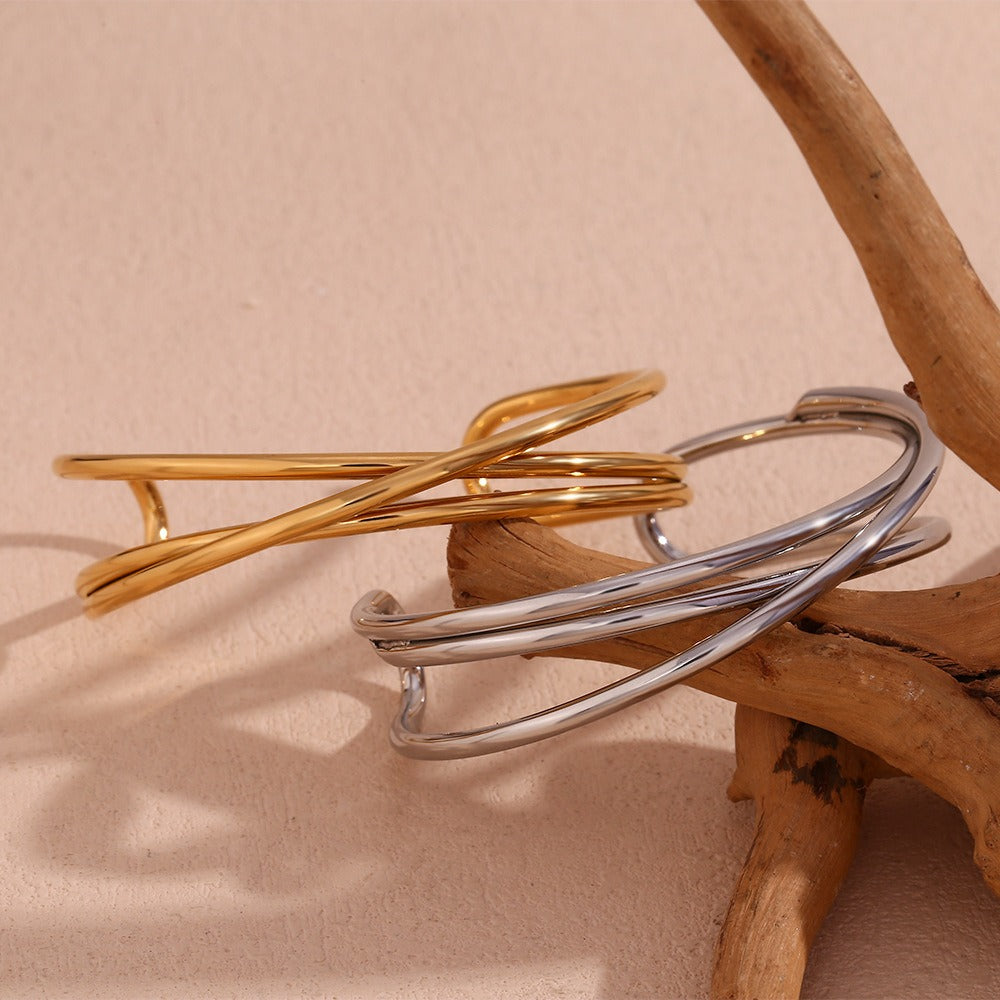 Jane – Pulsera de Triple Capa con Diseño Entrelazado