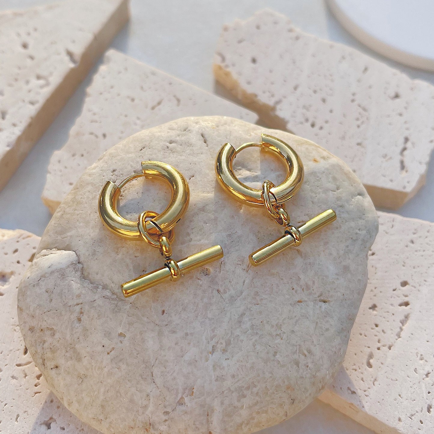 Vima – Pendientes Aro T-Bar con Estilo Elegante