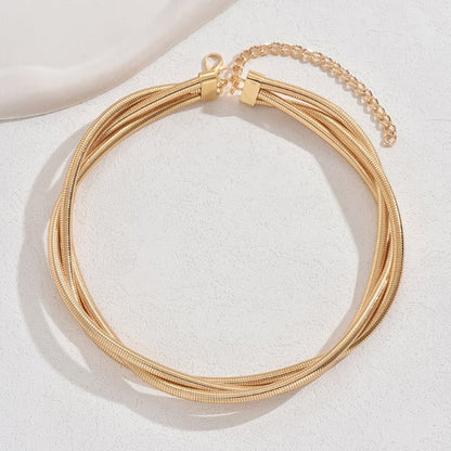 Mae – Collar Corto Dorado de Tres Filas