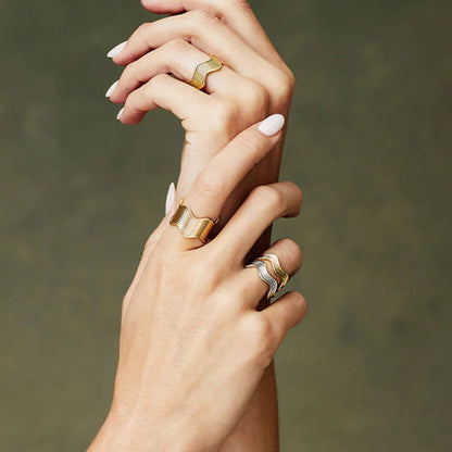 Elvira – Anillo Ondulado de Superficie Ancha