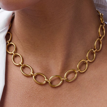 Clara – Collar Geométrico de Círculo Elegante