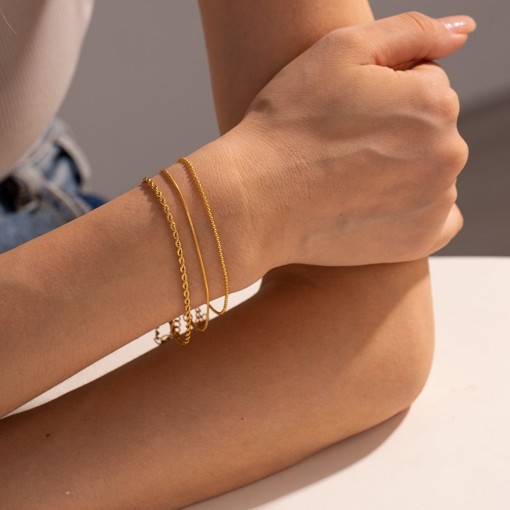 Bailey – Trío de Pulseras Finas Doradas Apilables para Mujer