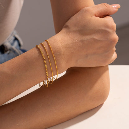 Bailey – Trío de Pulseras Finas Doradas Apilables para Mujer