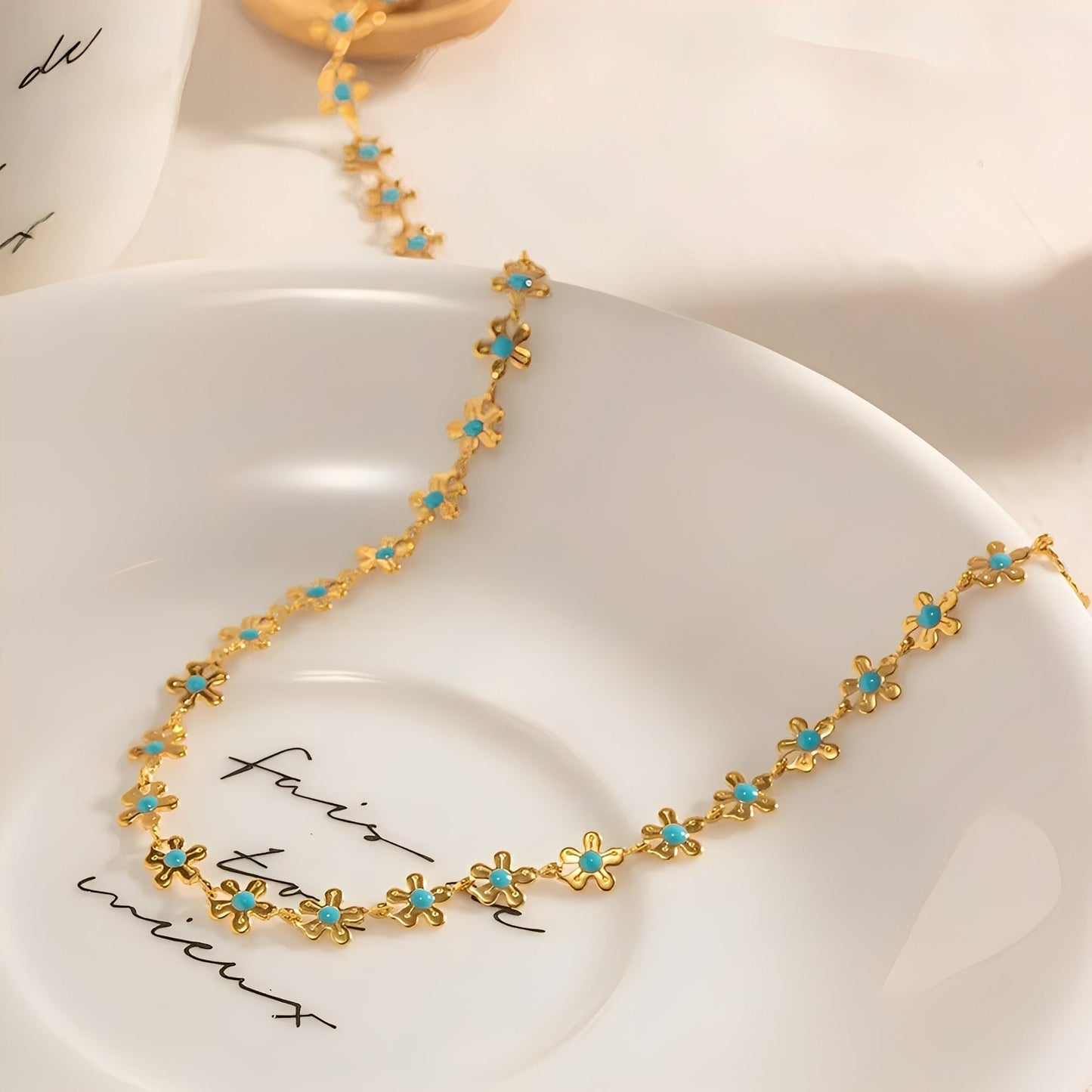 Daphne – Collar Dorado Margarita Vintage