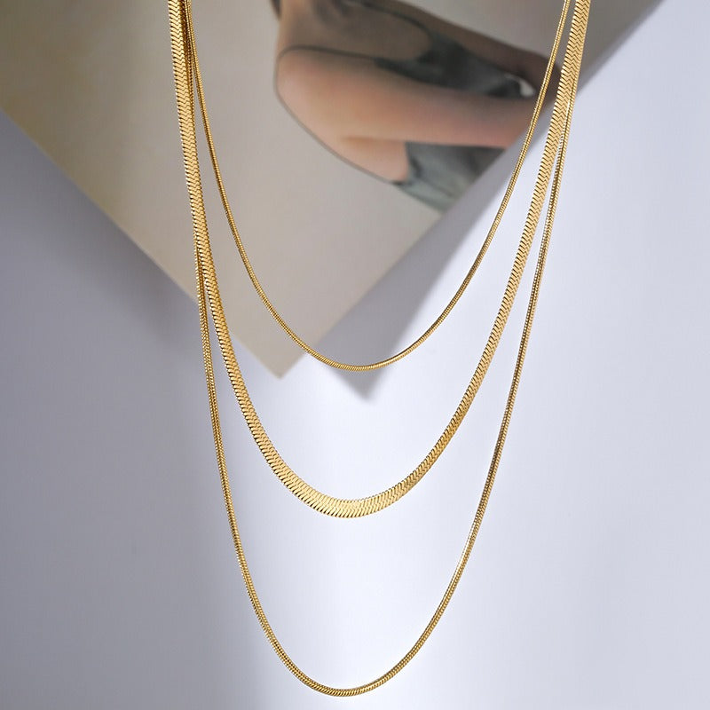 Ashley – Collar Dorado de 3 Filas Cadena Serpiente