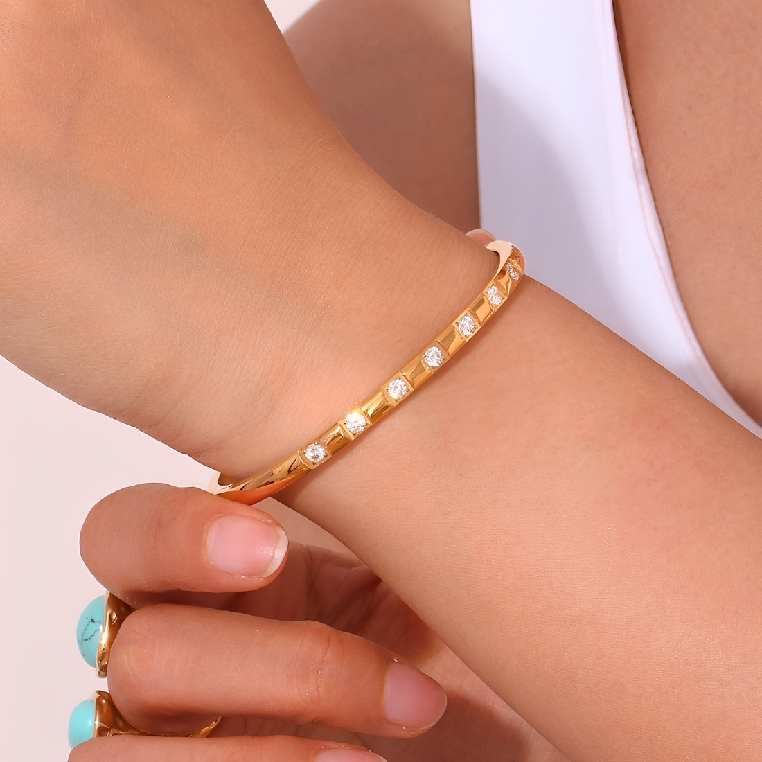 Caprice – Pulsera Dorada con Diseño Elegante