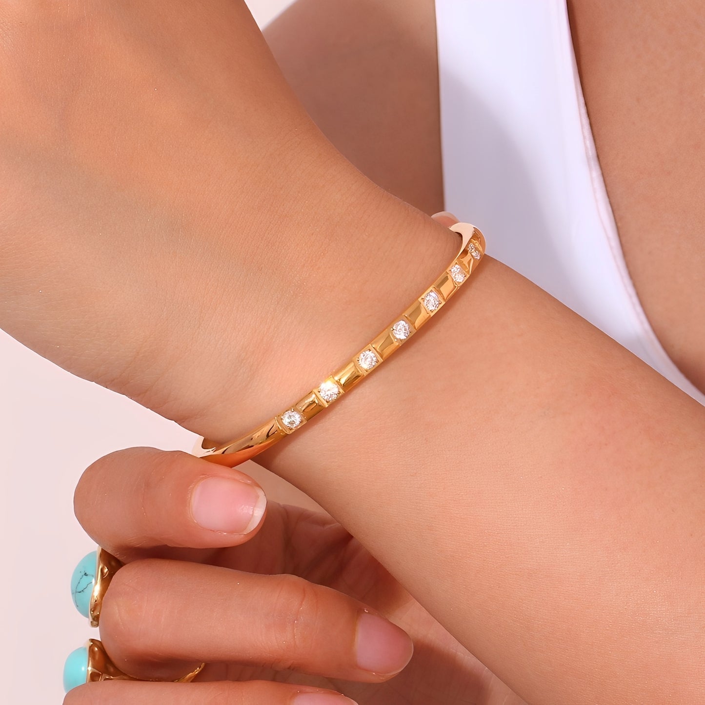 Caprice – Pulsera Dorada con Diseño Elegante