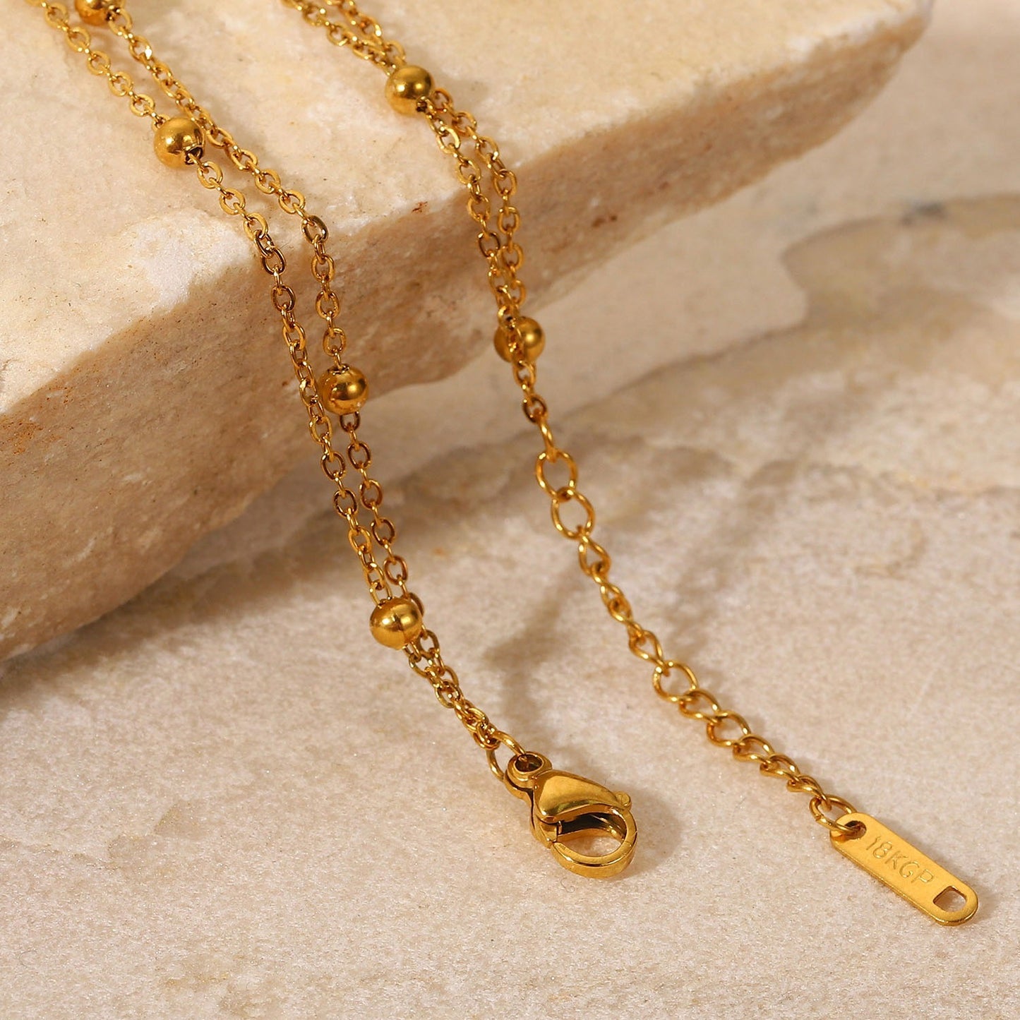 Erica – Pulsera Dorada Doble Cadena con Cuentas