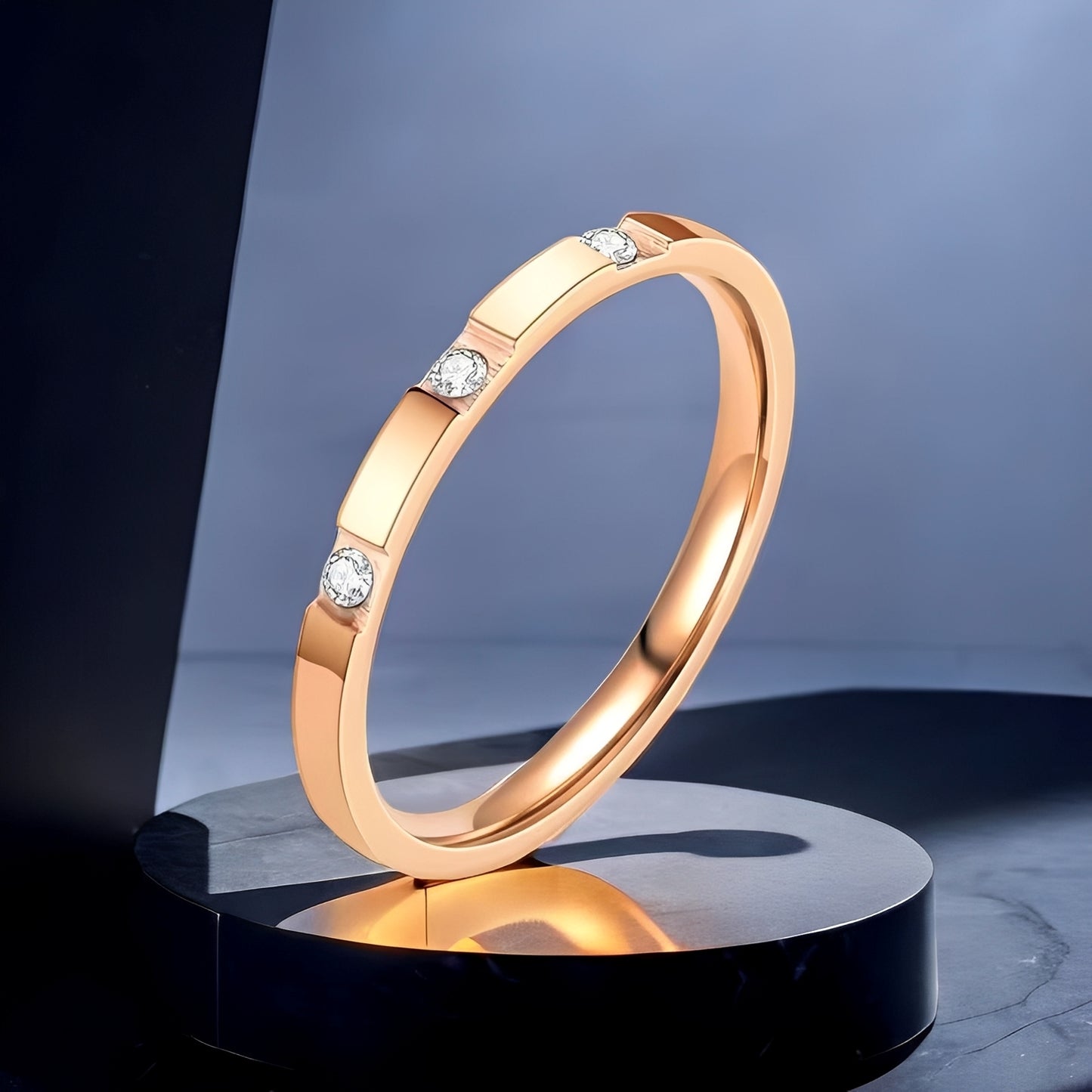 Naia – Anillo Minimalista con Detalles Brillantes