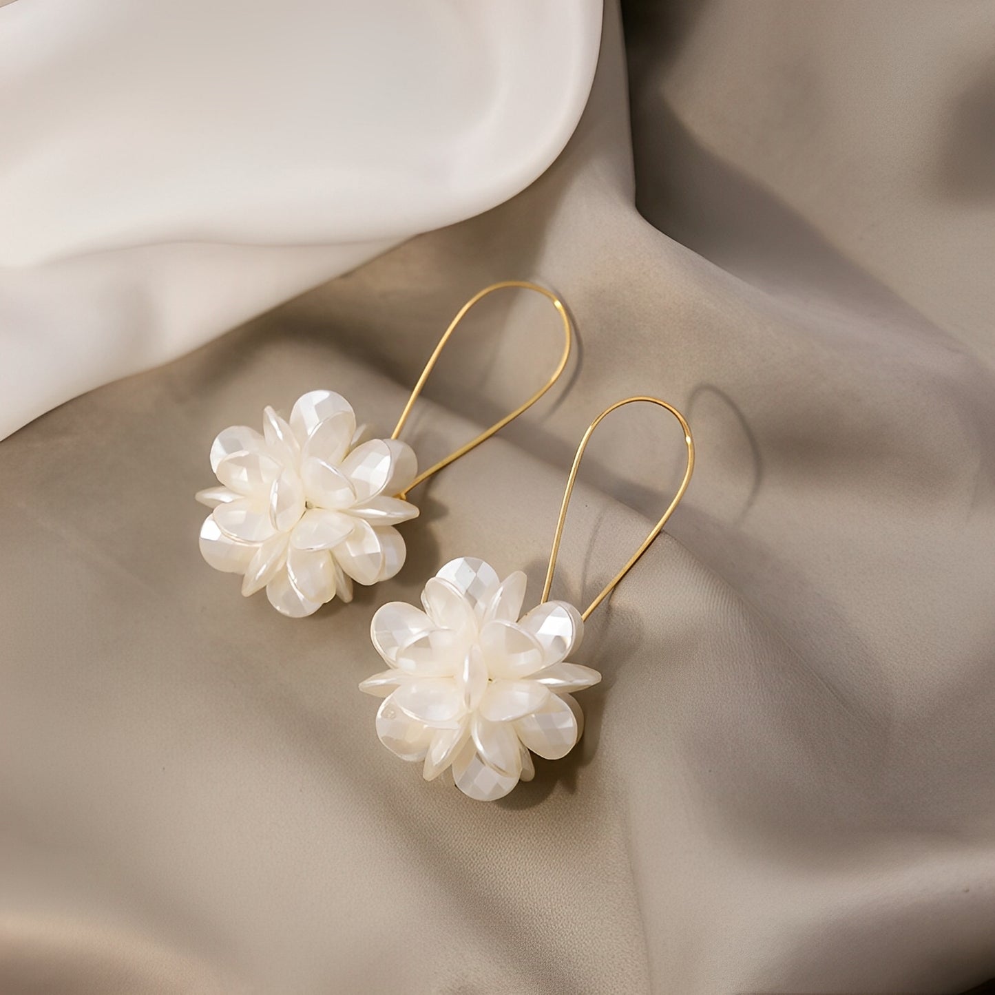 Florina – Pendientes Florales Blancos con Encanto Natural