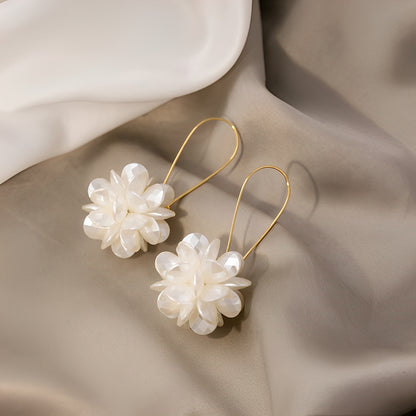 Florina – Pendientes Florales Blancos con Encanto Natural