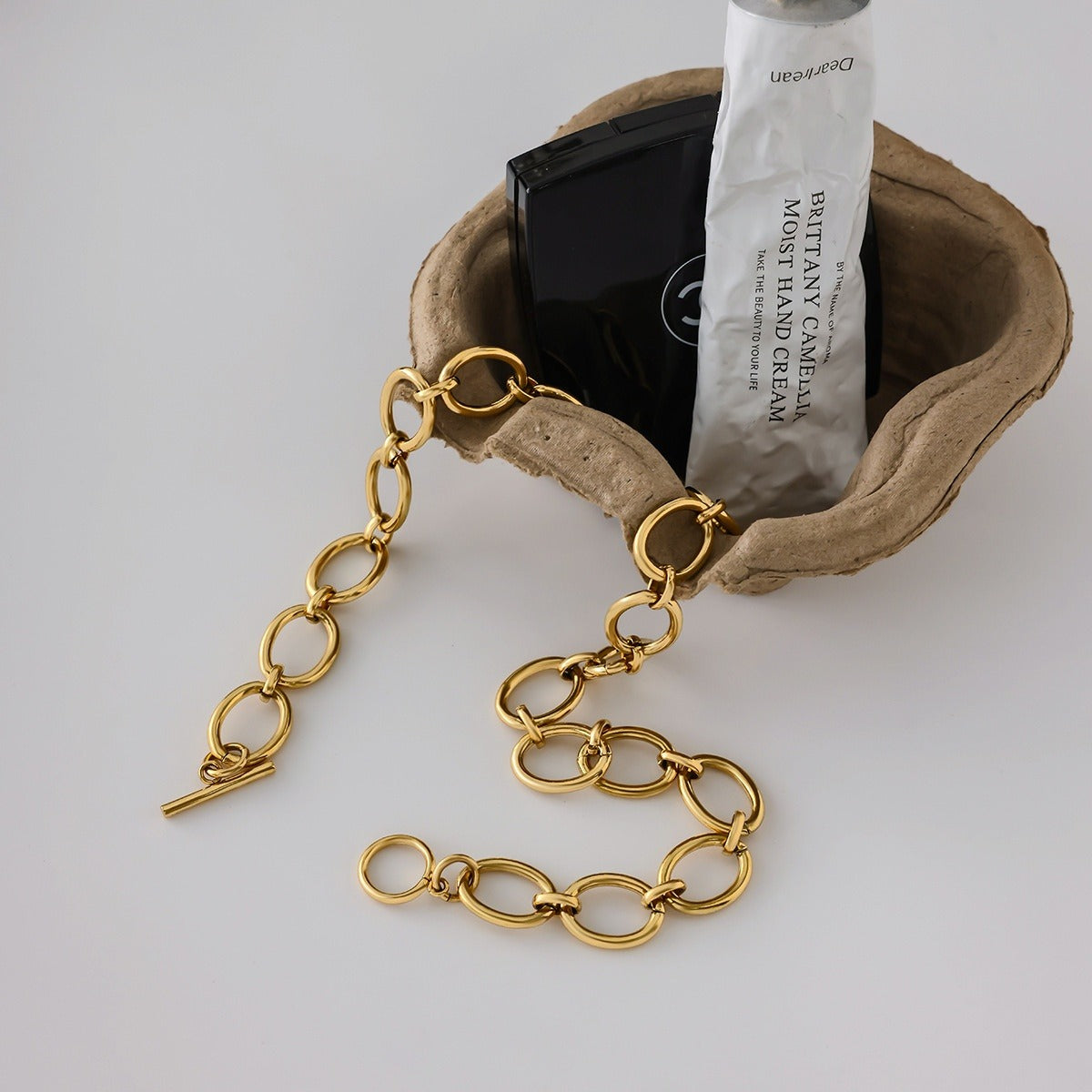 Clara – Collar Geométrico de Círculo Elegante