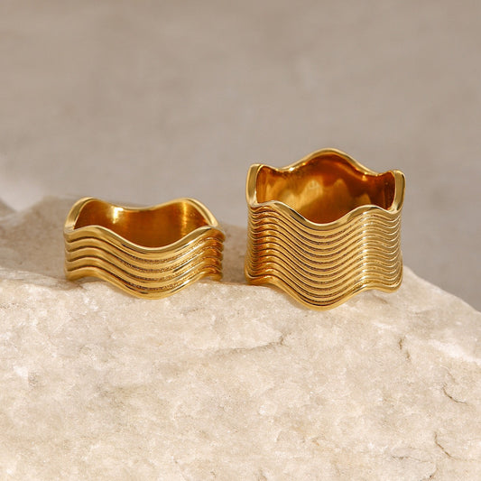 Elvira – Anillo Ondulado de Superficie Ancha