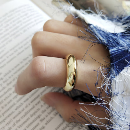 Alina – Anillo Curvo Cóncavo Minimalista