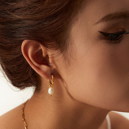 Silke – Pendientes Estrella y Perla de Agua Dulce Dorados