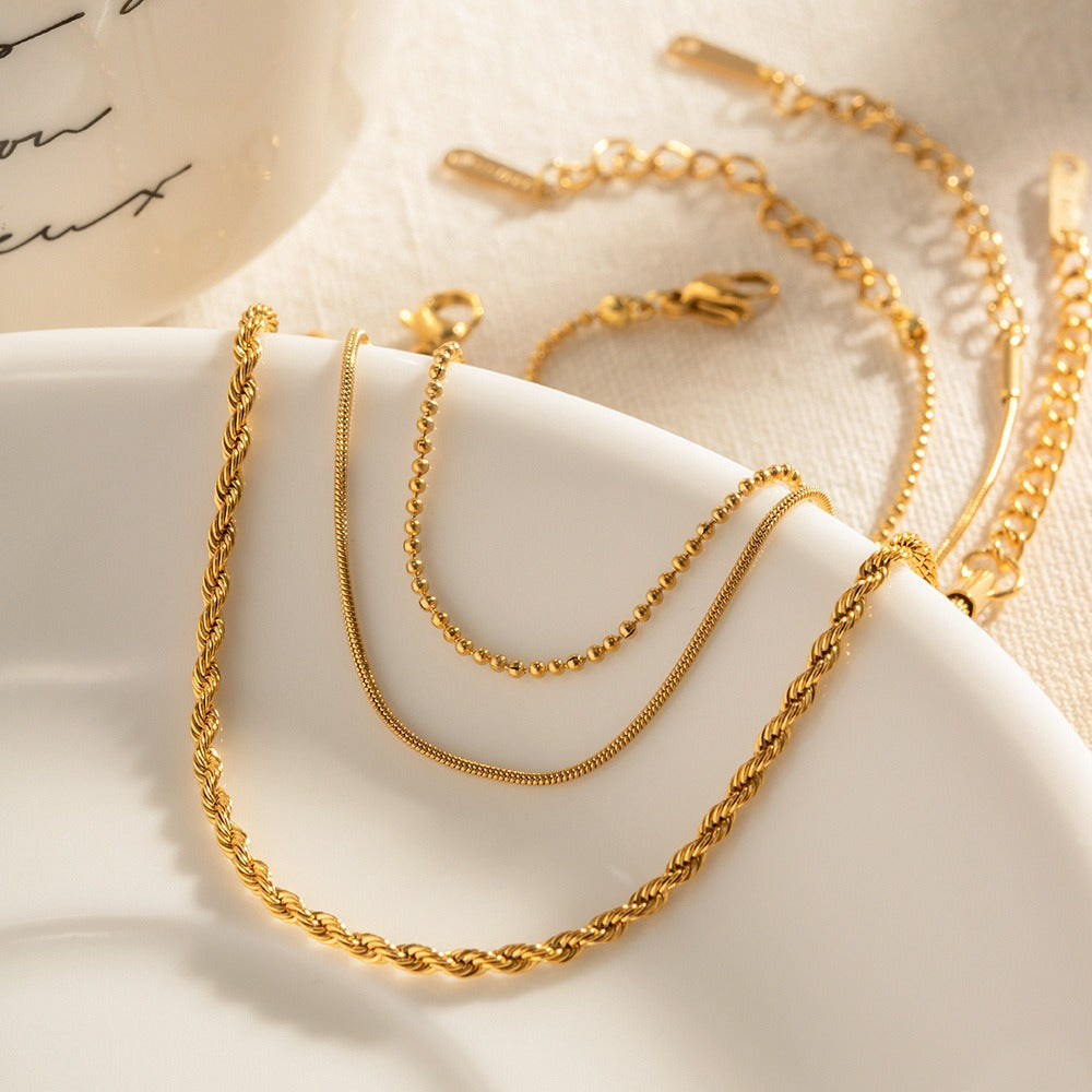 Bailey – Trío de Pulseras Finas Doradas Apilables para Mujer