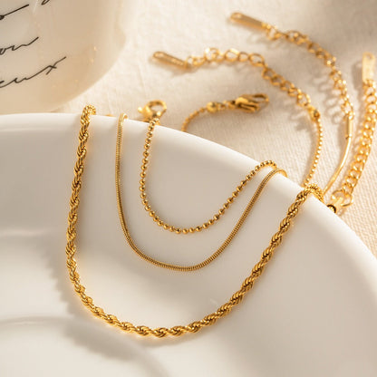 Bailey – Trío de Pulseras Finas Doradas Apilables para Mujer