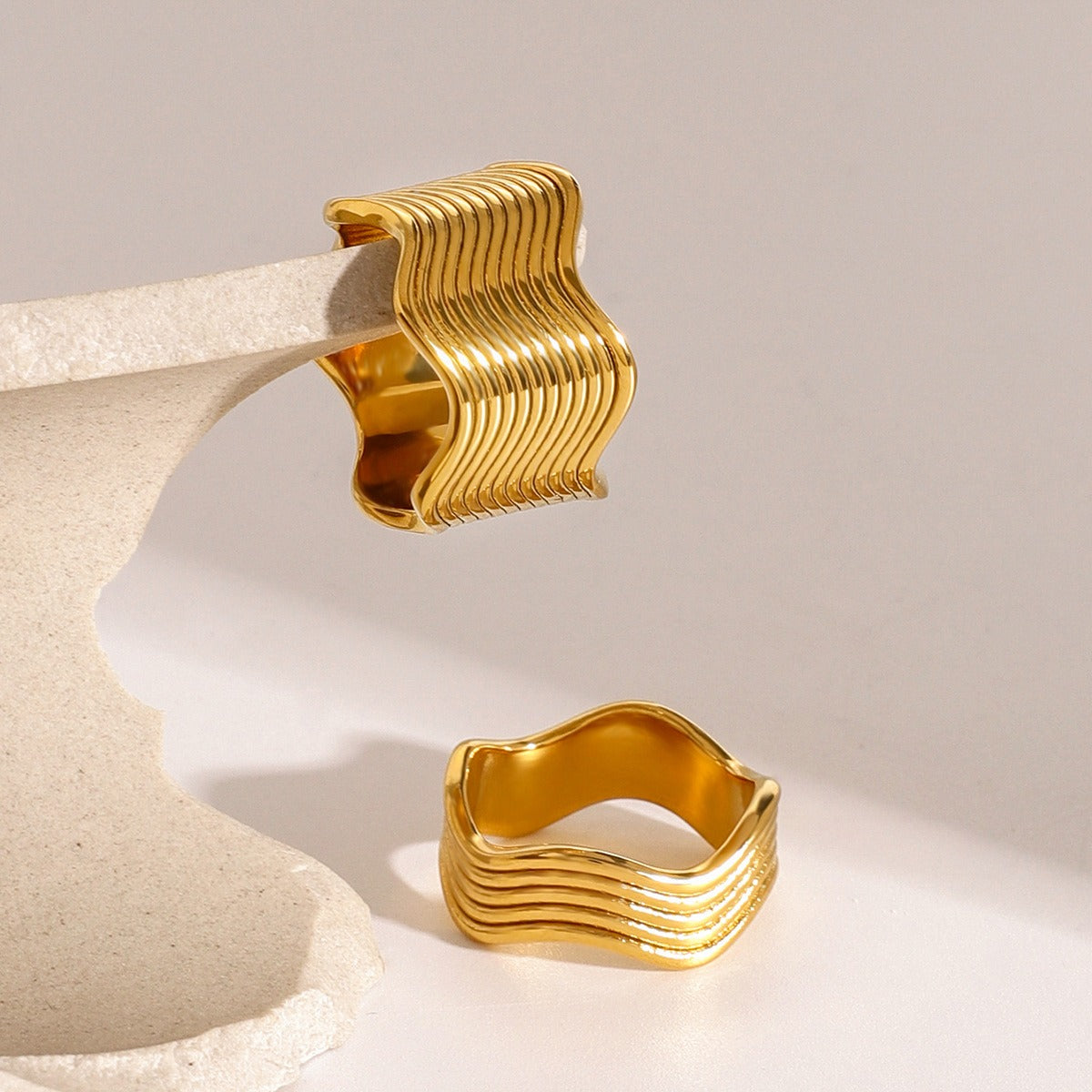 Elvira – Anillo Ondulado de Superficie Ancha