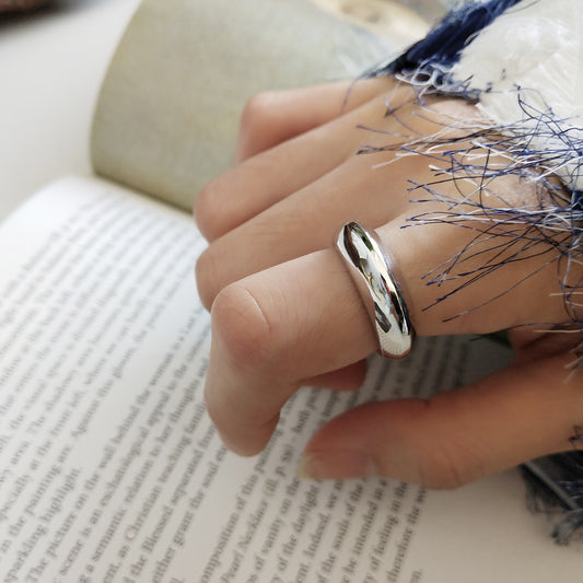 Alina – Anillo Curvo Cóncavo Minimalista